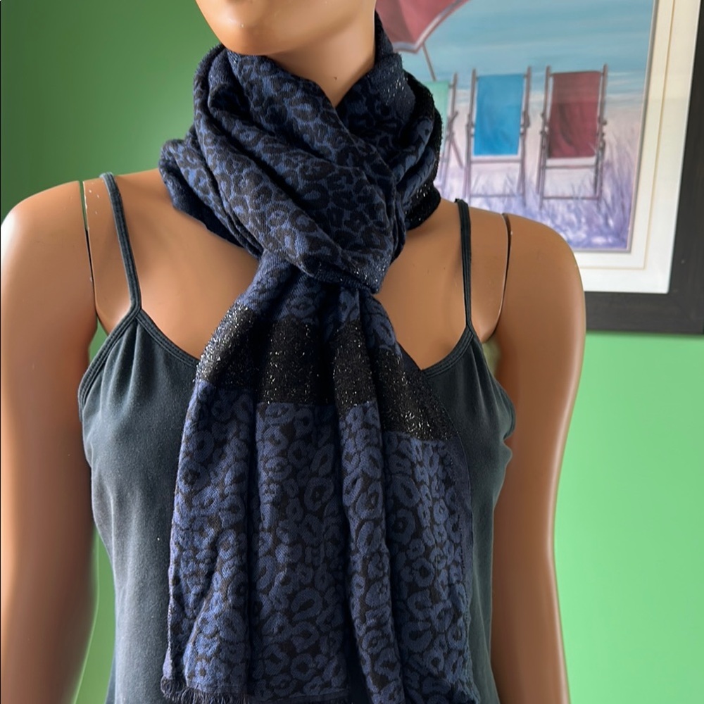 🧣🧣EUC Blue and Black Textured Scarf with Soft Material🧣🧣